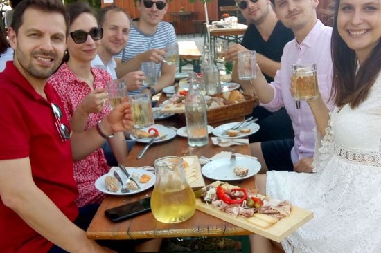 Studierende und Alumni beim Heurigen