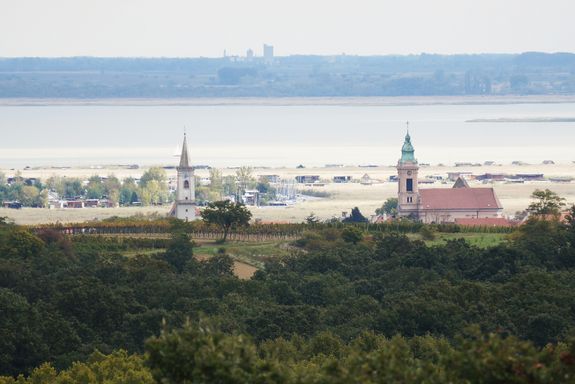 Blick auf die Donau mit Kirchturm und alten Bauwerken