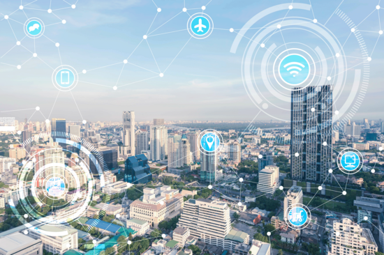 Drohenbild einer Großstadt mit Symbolen der digitalen Welt versehen.