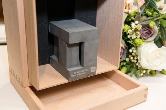 Skulptur - quadratische Form - des TUW Frauenpreises 