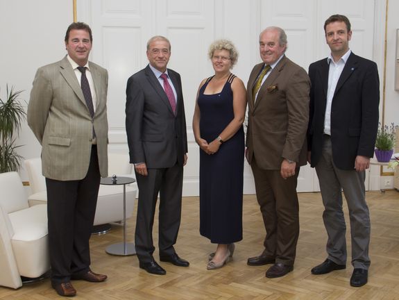 Wilfried Sihn (TU Wien), Kurt Hofstädter (Siemens), Rektorin Sabine Seidler (TU Wien), Karl Nigl (Magna) und Detlef Gerhard (TU Wien) (v.l.n.r.) Wilfried Sihn (TU Wien), Kurt Hofstädter (Siemens), Rektorin Sabine Seidler (TU Wien), Karl Nigl (Magna) und Detlef Gerhard (TU Wien) (v.l.n.r.)