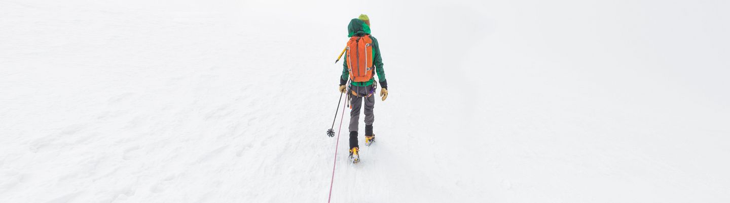Wanderer in Winterausrüstung auf Schneefläche