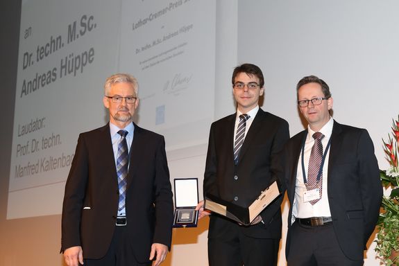 Prof. Martin Ochmann (Präsident der DEGA), Dr. Andreas Hüppe, Prof. Manfred Kaltenbacher (TU Wien, hielt die Laudatio) bei der Verleihung des Preises auf der Jahrestagung der Deutschen Akustikgesellschaft 2015 in Nürnberg. Prof. Martin Ochmann (Präsident der DEGA), Dr. Andreas Hüppe, Prof. Manfred Kaltenbacher (TU Wien, hielt die Laudatio) bei der Verleihung des Preises auf der Jahrestagung der Deutschen Akustikgesellschaft 2015 in Nürnberg.