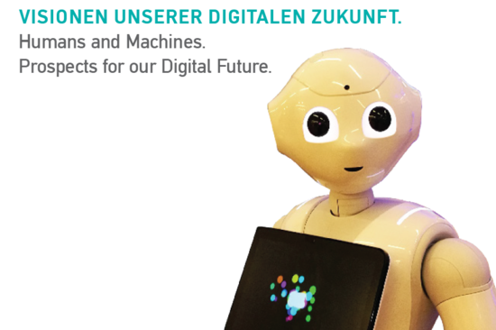 Von rechts unten und nahezu die gesamte rechte Seite einnehmend befindet sich ein humanoider Roboter in gelb, der ein schwarzes Tablet vor dem Bauch hat. Auf dem Tablet sieht man ein bunte Punktecluster auf schwarzem Hintergrund. In der linken oberen Ecke befindet sich ein Schriftzug: In türkis steht "Menschen und Maschinen.Visionen unserer digitalen Zukunft." Darunter in schwarz und etwas kleiner der englische Titel der Veranstaltung: "Humans and Machines. Prospects for our Digital Future."
