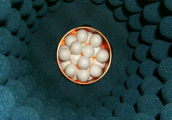 Aluminiumkugeln, in Styropor verpackt: So wird Wellenstreuung im Labor gemessen.