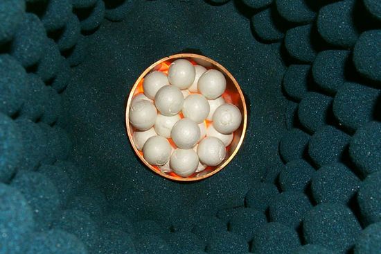 Aluminiumkugeln, in Styropor verpackt: So wird Wellenstreuung im Labor gemessen.