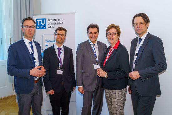 von links nach rechts: Dr. Christian Metschina (Österreichischer Biomasseverband), Dr. Günter Gigacher (Glock Ökoenergie), Prof. Dr. Bernhard Geringer (IFA, TU Wien), DI Theresia Vogel (Klima- und Energiefonds), DI Dieter Drexel (Industriellenvereinigung)