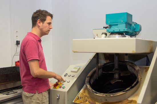 Bernhard Hofko im Labor an der TU Wien