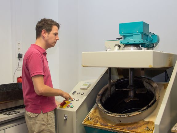 Bernhard Hofko im Labor an der TU Wien