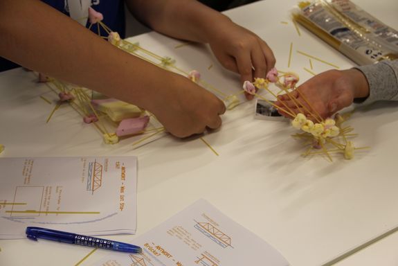 Kinderhände und Spaghetti