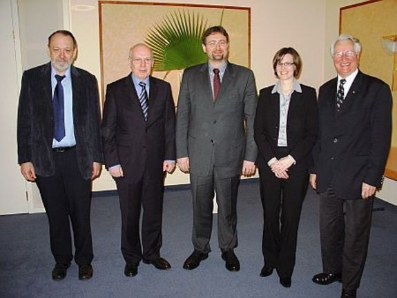 v.l.n.r.: Prof. Dr. techn. Wilhelm Höflinger, Prof. Dr.-Ing. Joachim Werther, Dr.techn. Heimo Rud, Maike Toivonen (Vorsitzende der Möller-Stiftung), Dr.-Ing. Hermann Möller ©DECHEMA e.V. v.l.n.r.: Prof. Dr. techn. Wilhelm Höflinger, Prof. Dr.-Ing. Joachim Werther, Dr.techn. Heimo Rud, Maike Toivonen (Vorsitzende der Möller-Stiftung), Dr.-Ing. Hermann Möller ©DECHEMA e.V.