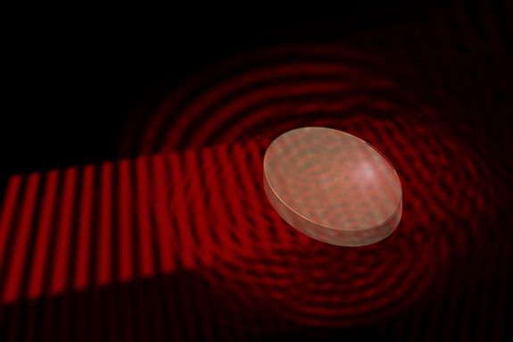 Ein Material mit inneren Unregelmäßigkeiten streut einen einfallenden Lichtstrahl in alle Richtungen.