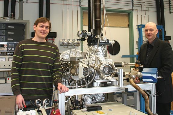 Oberflächenchemie und Katalyse im Ultrahochvakuum und bei Atmosphärendruck. Analytik mittels PM-IRAS, XPS und weiteren „Surface Science“ Methoden. Dr. Christian Weilach (links), Prof. Günther Rupprechter (rechts).