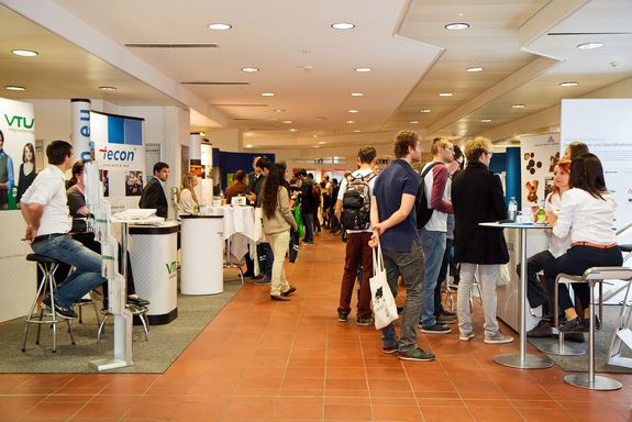 Recruiter_innen von namhaften Unternehmen stehen für persönliche Gespräche zur Verfügung