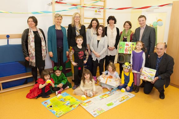 v.l.n.r.: Ewa Vesely (Kinderbetreuungsbeauftragte TU Wien), Dr. Sabine Cirtek (genderfair TU Wien), Vizerektorin Anna Steiger, Corina Beisel, Kerstin Jerk (beide KIWI-Pädagoginnen), Christine Kohlmann (KIWI), Beate Dehner (KIWI), Dr. Roland Bieber (OCG), Dr. Johann Stockinger (OCG)
