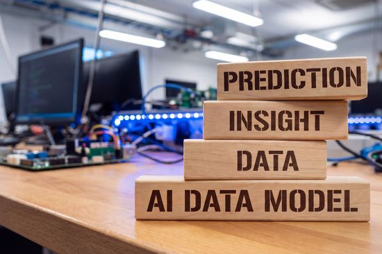 Datenmodell für künstliche Intelligenz mit Prognose- und Datenverarbeitungsschichten, die im Technologielabor für Machine-Learning-Analysen und Entscheidungsunterstützung in Unternehmen auf Blöcken angeordnet sind