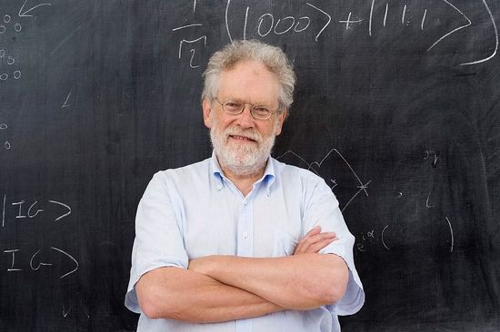 Anton Zeilinger vor einer Tafel