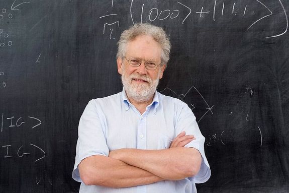 Anton Zeilinger vor einer Tafel