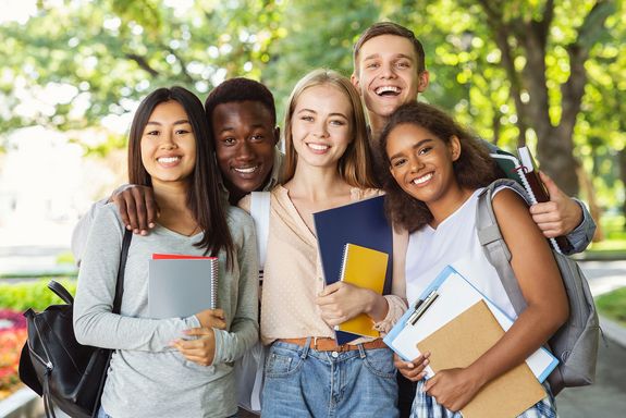 Gruppe Studierender stehend, Außenaufnahme