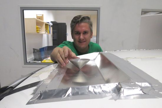 Gerald Artner installiert eine Probe-Antenne am Autodach