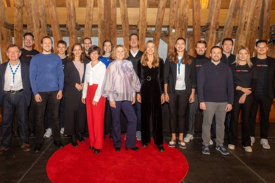 Gruppenfoto: Die Speaker_innen und das Organisationsteam der TEDxTU Wien 2023.