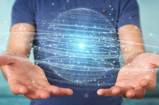 Zwei Hände halten ein Planetenmodell aus verschiedenen Lichtpunkten und -kreisen