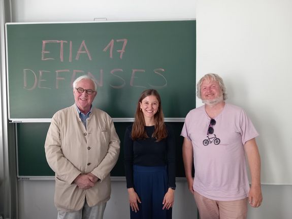 Hannah Lorenz with Matthias Zessner-Spitzenberg and Academic Director Hans Puxbaum