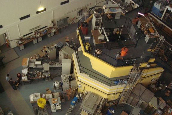 Versuchsreaktor in einem Raum