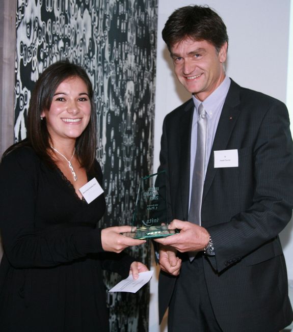 Die glückliche Gewinnerin bei der Preisverleihung (Copyright: INiTS Universitäres Gründerservice Wien GmbH)