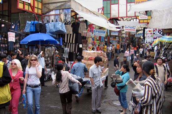 v.l.n.r.: Vizerektor Paul Jankowitsch (TU Wien), Rektorin Sabine Seidler (TU Wien), DI Felix Friembichler (VÖZ), KR Mag. Rudolf Zrost (VÖZ)
