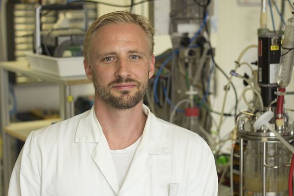 Das Bild zeigt ein Portrait von Oliver Spadiut im Labor. 