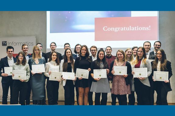 [Translate to English:] Gruppenfoto ausgezeichnete Studierende