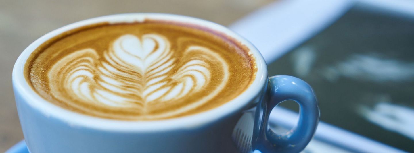 Bild mit blauer Tasse Kaffee