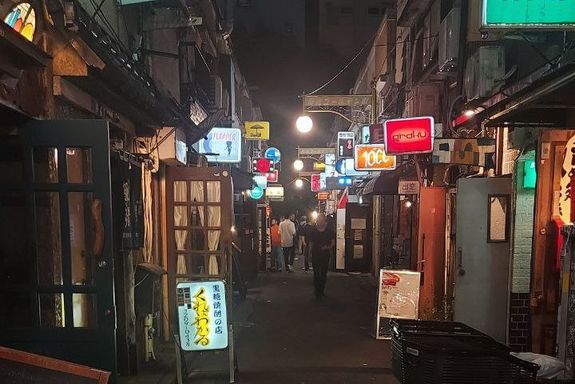 Einkaufsgasse am Abend