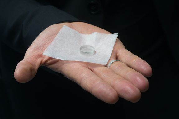 Eine Scheibe, die Thorium-229-Kerne enthält. Sie sollen in künftigen Kern-Uhren den Takt angeben.