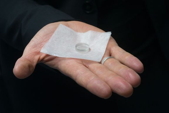 Eine Scheibe, die Thorium-229-Kerne enthält. Sie sollen in künftigen Kern-Uhren den Takt angeben.