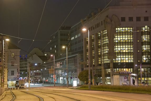 Freihaus und Bibliothek bei Nacht Blick in Wiener Hauptstraße bei Nacht. Auf der rechte Seite ist Bibliotheksgebäude und Freihaus.