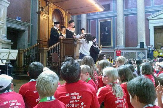 Die feierliche Sponsion von an der Uni Wien statt. Die TU Wien wurde von Adalbert Prechtl, Vizerektor für Lehre, vertreten.