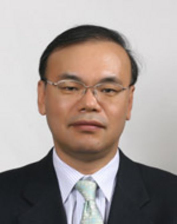 Dr. Alexander Schulz wechselt einen Magneten des zuverlässigen Magnetlagers.