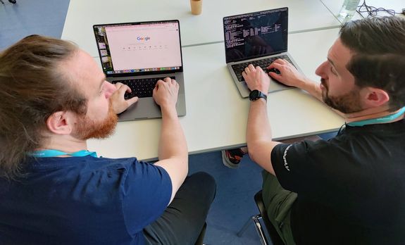 [Translate to English:] 2 Männer die am Computer arbeiten