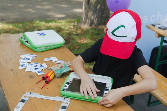 Technikbegeisterter Nachwuchs erforscht das Innenleben der Laptops [1]