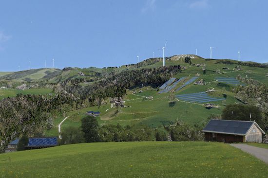 Schweizer Landschaft mit Windenergieanlagen und PV
