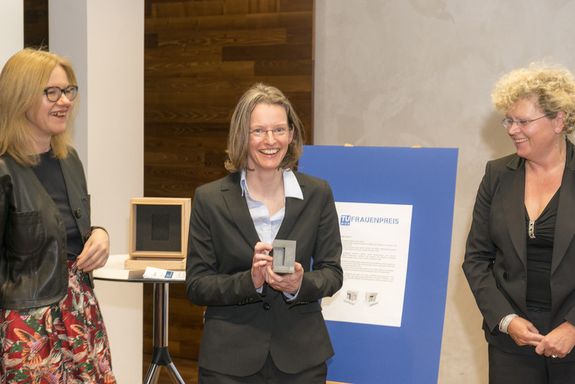 Gruppenfoto mit dem Preis