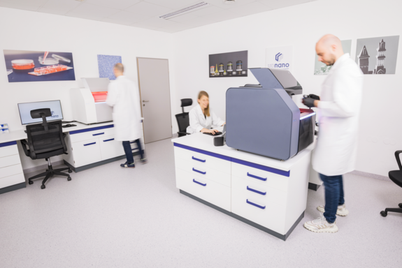 Modernes 3-D-Druck-Labor in hellen Farben. 3-D-Drucker in blaugrau.