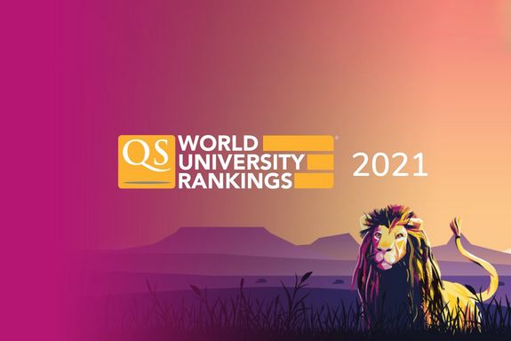Illustration eines Löwe vor einem Himmel in Magenta-Orange. Mittig die Worte QS World University Ranking 2021 