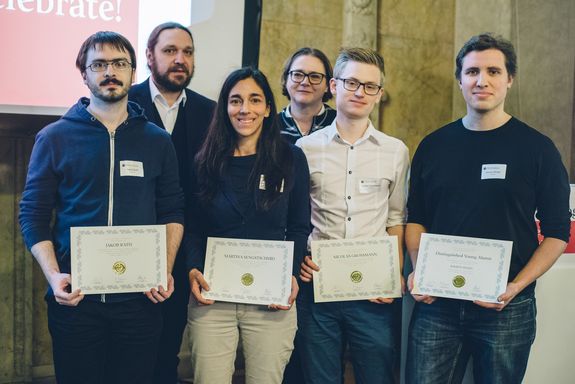Gruppenfoto der Geehrten mit Urkunden