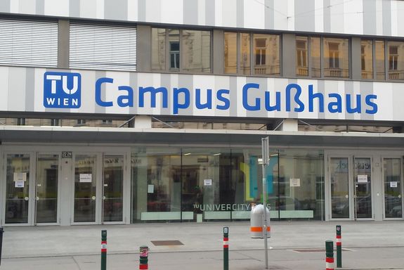 Campus Gußhaus Eingangsbereich: mehrere Glastüren