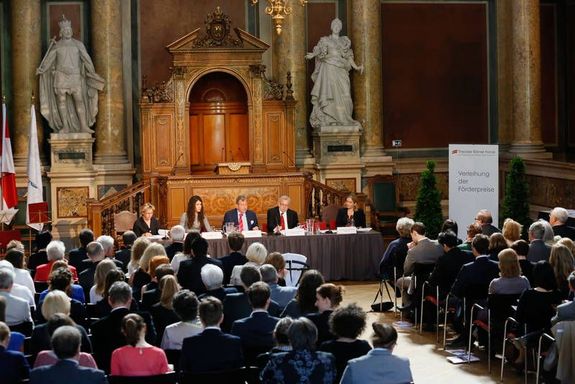 Sammlung für die Verleihung der Förderpreise in einem prächtigen Saal