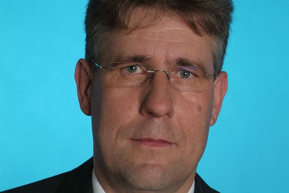 Christian Bauer, Dean of the Faculty of Mechanical Engineering and Management Sciences portrait foto of Dean Christian Bauer on the blue backround