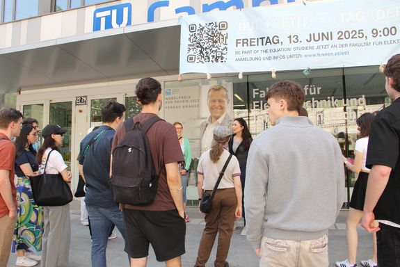 Schülerinnen nehmen an einer Führung am Gusshaus Campus teil.